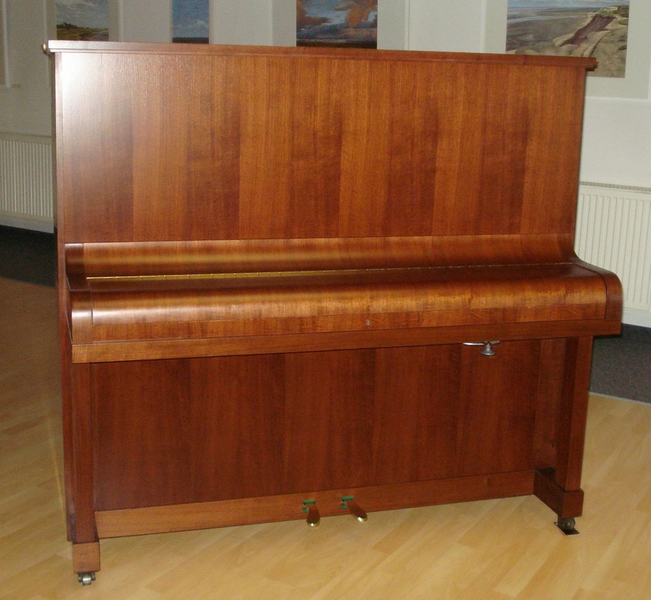 Modell 148, Nußbaum gebeizt